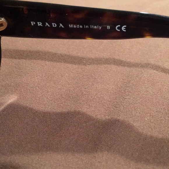 AUTHENTIC Prada classic sunglasses - Picture 4 of 6